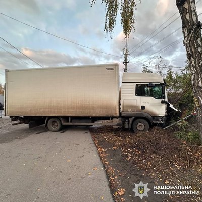 Під Харковом загинули двоє людей після зіткнення Renault з вантажівкою Під Харковом загинули двоє людей після зіткнення Renault з вантажівкою