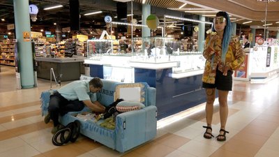 Подорожують Україною на дивані на колесах: у Вінницю приїхали волонтери, які збирають гроші на дрони Подорожують Україною на дивані на колесах: у Вінницю приїхали волонтери, які збирають гроші на дрони