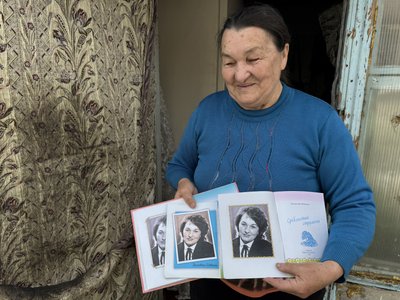 Валентина показує книжки Олександрівка Лиманська громада Донецька область 20 червня 2025 рік Валентина показує книжки Олександрівка Лиманська громада Донецька область 20 червня 2025 рік