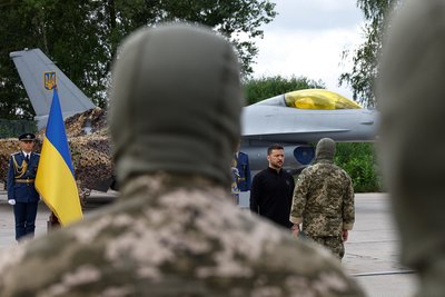 президент України Володимир Зеленський біля літаків F16 президент України Володимир Зеленський біля літаків F16