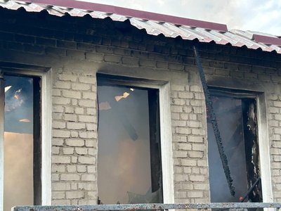 Гасили пожежу кілька годин. Армія РФ ударила дроном по будівлі дитсадка у Межовій на Дніпропетровщині Гасили пожежу кілька годин. Армія РФ ударила дроном по будівлі дитсадка у Межовій на Дніпропетровщині