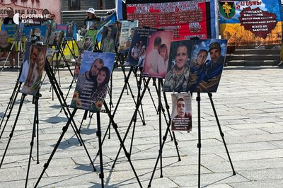 Друга річниця Курської операції: у Києві родичі полонених провели акцію-нагадування Друга річниця Курської операції: у Києві родичі полонених провели акцію-нагадування