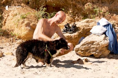 "Коли вода холодна – не хоче йти у воду": як одесити відпочивають із чотирилапими на Собачому пляжі "Коли вода холодна – не хоче йти у воду": як одесити відпочивають із чотирилапими на Собачому пляжі