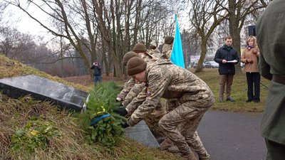 Крути, вшанування Героїв Крут Крути, вшанування Героїв Крут
