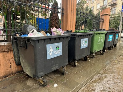 Смітники, якими люди користуються на вулиці Миколи Лисенка у Чернівцях Смітники, якими люди користуються на вулиці Миколи Лисенка у Чернівцях