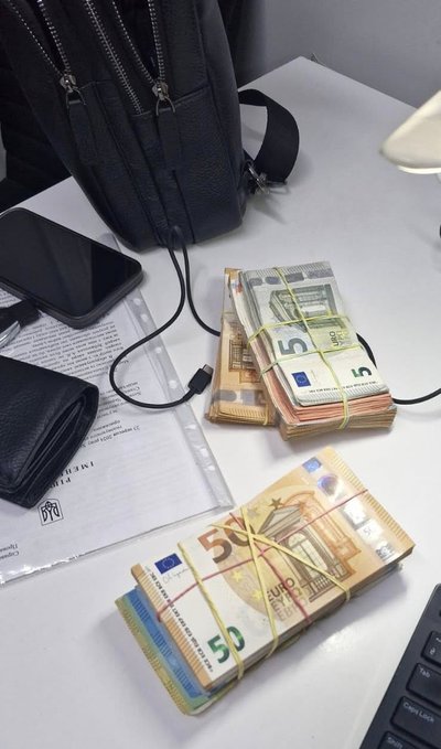 50 тисяч євро в жіночій сумочці: рівнянин намагався вивезти з України незадекларовану валюту 50 тисяч євро в жіночій сумочці: рівнянин намагався вивезти з України незадекларовану валюту