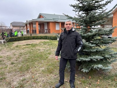 12 років росла на приватному подвірʼї: на Черкащині підприємець подарував місту різдвяне дерево 12 років росла на приватному подвірʼї: на Черкащині підприємець подарував місту різдвяне дерево