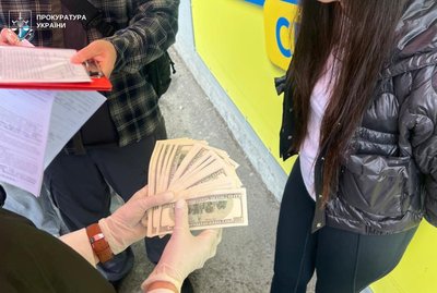 "37 500 огірків" за документи для виїзду: на Львівщині викрили організаторку переправлення за кордон "37 500 огірків" за документи для виїзду: на Львівщині викрили організаторку переправлення за кордон