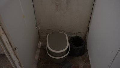 «Це був шок»: у кропивницькому ліцеї поставили рукомийники та перевіряють укриття, де замість унітазів відра «Це був шок»: у кропивницькому ліцеї поставили рукомийники та перевіряють укриття, де замість унітазів відра