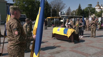 Із військовим Дмитром Лапшиновим, якого вважали зниклим безвісти, попрощались у Рівному Із військовим Дмитром Лапшиновим, якого вважали зниклим безвісти, попрощались у Рівному