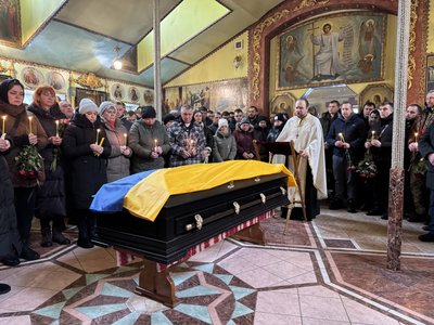 Загинув на кордоні: у Сумах попрощалися з прикордонником Романом Клипою Загинув на кордоні: у Сумах попрощалися з прикордонником Романом Клипою