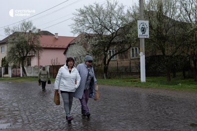 Жінки йдуть з церкви після служби у Вербну неділю вулицею в селі Вари на Закарпатті, 29 березня 2026 року Жінки йдуть з церкви після служби у Вербну неділю вулицею в селі Вари на Закарпатті, 29 березня 2026 року
