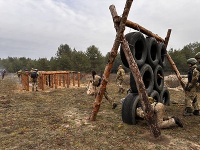 Hardcore-вишкіл на Полтавщині: як інструктори “Азову” готували цивільних у непростих умовах Hardcore-вишкіл на Полтавщині: як інструктори “Азову” готували цивільних у непростих умовах