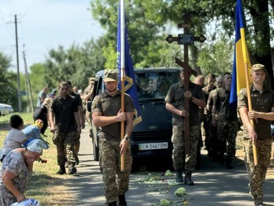 На щиті: на Черкащині попрощалися з нацгвардійцем, який загинув на Луганщині На щиті: на Черкащині попрощалися з нацгвардійцем, який загинув на Луганщині