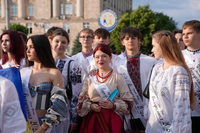 "Марш подяки": фоторепортаж з ходи випускників у Черкасах "Марш подяки": фоторепортаж з ходи випускників у Черкасах