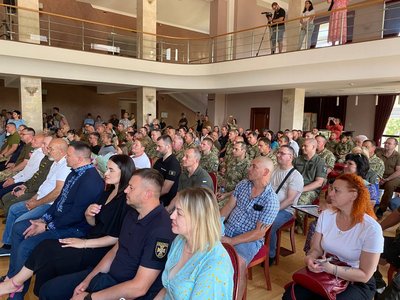 "Ми боремось за право жити": до Дня Конституції України черкащанам вручили нагороди "Ми боремось за право жити": до Дня Конституції України черкащанам вручили нагороди