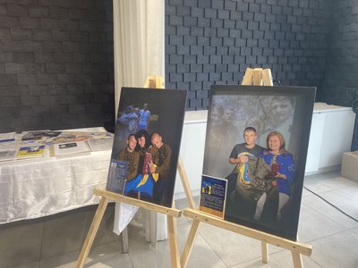Фото сімей загиблих військових, представлені у межах виставки Фото сімей загиблих військових, представлені у межах виставки