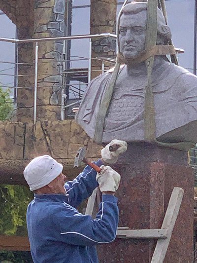 Квіти замість пам'ятника. У Миколаєві демонтували "Потьомкіна" Квіти замість пам'ятника. У Миколаєві демонтували "Потьомкіна"