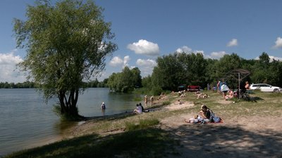 Люди відпочивають на Земснаряді у Чернігові, де сапери-водолази почали обстежувати дно водойми, 18 червня 2024 року Люди відпочивають на Земснаряді у Чернігові, де сапери-водолази почали обстежувати дно водойми, 18 червня 2024 року