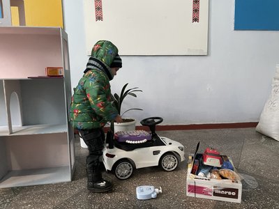 Вихованці київських дитсадків передали півтори тисячі новорічних подарунків дітям з Херсонського району Вихованці київських дитсадків передали півтори тисячі новорічних подарунків дітям з Херсонського району
