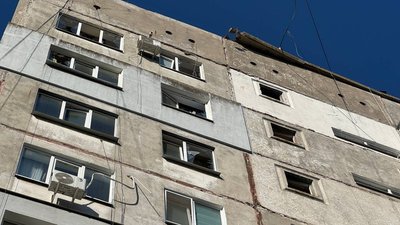 У Кропивницькому біля пошкодженого дроном будинку працює штаб допомоги У Кропивницькому біля пошкодженого дроном будинку працює штаб допомоги
