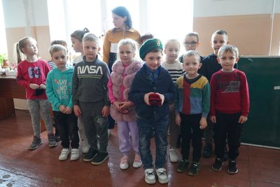 "Стануть сімейними реліквіями". Синові загиблого героя передали нагороди та берет батька-прикордонника "Стануть сімейними реліквіями". Синові загиблого героя передали нагороди та берет батька-прикордонника