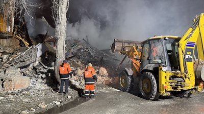 На місці влучання у Харкові розбирають завали На місці влучання у Харкові розбирають завали