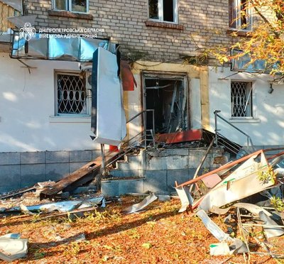 Загинули поліцейський та місцева жителька, є поранені: РФ понад 50 разів атакувала три райони Дніпропетровщини Загинули поліцейський та місцева жителька, є поранені: РФ понад 50 разів атакувала три райони Дніпропетровщини