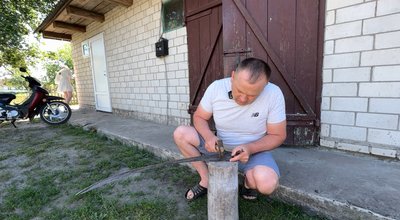 "Літом ногою, а зимою губою": як родина з Волині заготовляє сіно на зиму "Літом ногою, а зимою губою": як родина з Волині заготовляє сіно на зиму