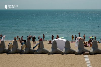 Пісок, дельфіни та тривоги: у Чорноморську відвели ділянку у моря під пляжний сезон Пісок, дельфіни та тривоги: у Чорноморську відвели ділянку у моря під пляжний сезон