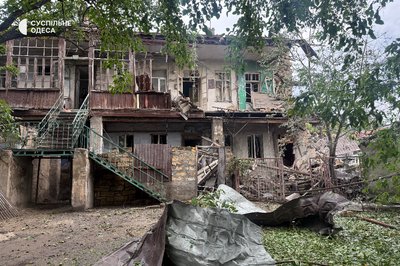 "Ми цілі дивом": мешканці будинку в Одесі розповіли про влучання російського дрона