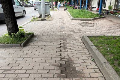 Стан тротуару на вулиці Героїв Майдану, де планують провести ремонт у Чернівцях Стан тротуару на вулиці Героїв Майдану, де планують провести ремонт у Чернівцях
