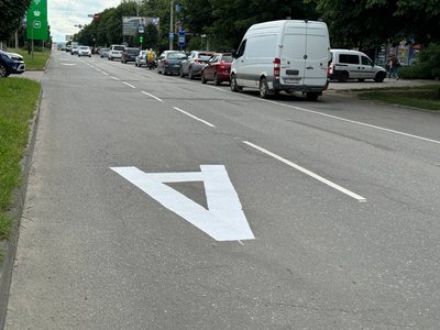 У Чернівцях на вулиці Скальда зробили окрему смугу для громадського транспорту У Чернівцях на вулиці Скальда зробили окрему смугу для громадського транспорту