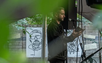 Гаражний розпродаж від Сергія Жадана зібрав понад 42 тисячі гривень на потреби ЗСУ (ФОТО) Гаражний розпродаж від Сергія Жадана зібрав понад 42 тисячі гривень на потреби ЗСУ (ФОТО)