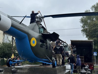 У Полтаві демонтували з постаменту вертоліт "Мі-2" У Полтаві демонтували з постаменту вертоліт "Мі-2"