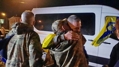 У Луцьку зустріли експолоненого прикордонника Віктора Мальчевського, який був у неволі майже 3 роки У Луцьку зустріли експолоненого прикордонника Віктора Мальчевського, який був у неволі майже 3 роки