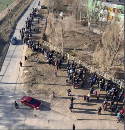 Маріупольці вистоюють черги, щоб отримати хліб та гарячу кашу, лютий 2023 року. Фото: Telegram / Маріупольська міська рада