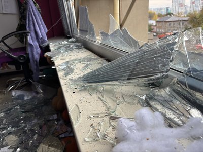 Розбите скло після удару безпілотника по офісній будівлі у Харкові Розбите скло після удару безпілотника по офісній будівлі у Харкові