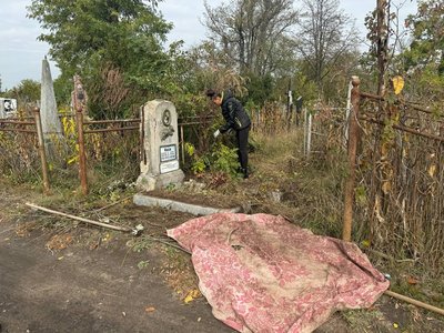 Іноді до місць поховань ведуть знаки: черкащанка прибирає могили та веде блог у ТікТоці Іноді до місць поховань ведуть знаки: черкащанка прибирає могили та веде блог у ТікТоці