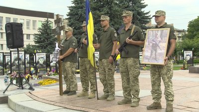 "Він сам пішов, навіть татові не сказав": з військовим Олександром Андріановим попрощалися у Рівному "Він сам пішов, навіть татові не сказав": з військовим Олександром Андріановим попрощалися у Рівному