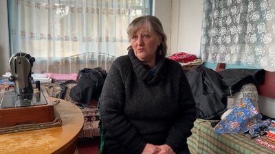 "Корінецькі шовкопряди": як жителі одного з старостатів на Чернігівщині плетуть сітки та шиють для військових "Корінецькі шовкопряди": як жителі одного з старостатів на Чернігівщині плетуть сітки та шиють для військових