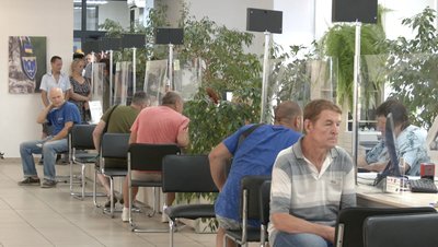 У черкаському ЦНАПі черги на оновлення даних займають із шостої години ранку У черкаському ЦНАПі черги на оновлення даних займають із шостої години ранку