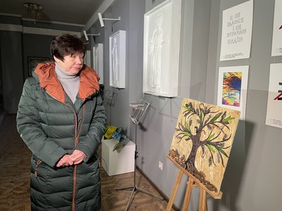 Уламки перетворили на мистецтво. У Херсонському музеї створили виставку з залишків зброї Уламки перетворили на мистецтво. У Херсонському музеї створили виставку з залишків зброї