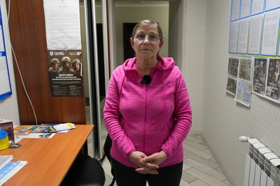 Працюють, тримають господарства і виїжджати не планують. Як живуть у Новопавлівці в 15 км від лінії фронту Працюють, тримають господарства і виїжджати не планують. Як живуть у Новопавлівці в 15 км від лінії фронту