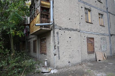 Снаряд влучив між будинками. Очевидці розповіли, як армія РФ обстріляла центр Херсона Снаряд влучив між будинками. Очевидці розповіли, як армія РФ обстріляла центр Херсона