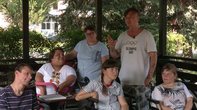 «Хочу підтримати солдатів»: на Чернігівщині жінка зубами вишиває картини і віддає їх за донати на ЗСУ «Хочу підтримати солдатів»: на Чернігівщині жінка зубами вишиває картини і віддає їх за донати на ЗСУ