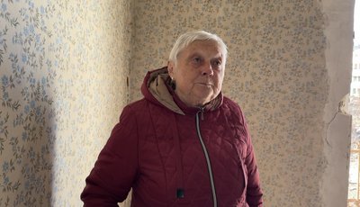 "Дощі йдуть, нам дах не накрили". Мешканці пошкоджених ударом РФ двоповерхівок у Сумах просять відремонтувати покрівлю