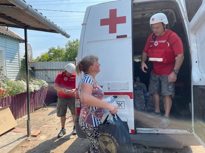 Волонтери Червоного Хреста евакуювали жінку з 5-кілометрової прикордонної зони на Сумщині