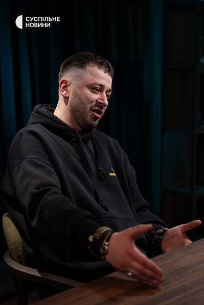 Командир 20-ї окремої бригади безпілотних систем "К-2" Кирило Верес під час інтервʼю Суспільному, Київ, 27 лютого 2026 року Командир 20-ї окремої бригади безпілотних систем "К-2" Кирило Верес під час інтервʼю Суспільному, Київ, 27 лютого 2026 року