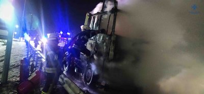 На Київщині посеред дороги загорілась вантажівка, постраждав водій